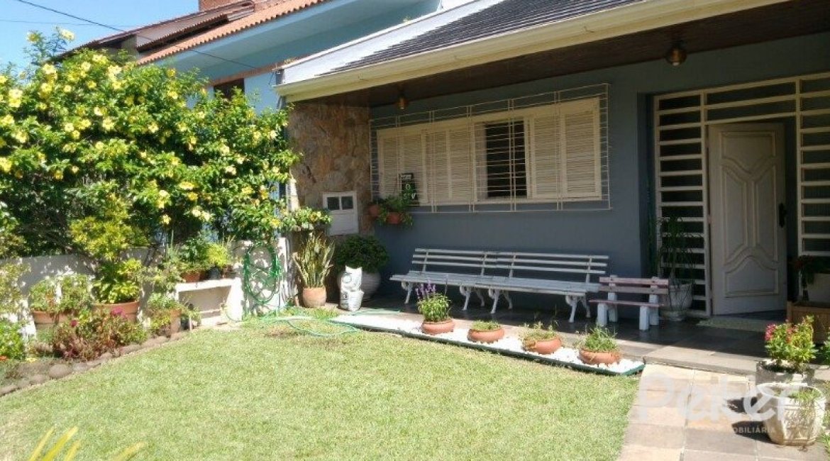 Casa à venda com 374m², 4 dormitórios, 3 suítes, 3 vagas, no bairro Vila Assunção em Porto Alegre