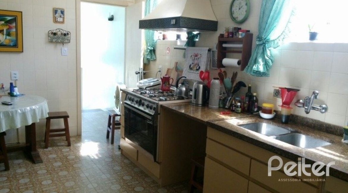 Casa à venda com 374m², 4 dormitórios, 3 suítes, 3 vagas, no bairro Vila Assunção em Porto Alegre