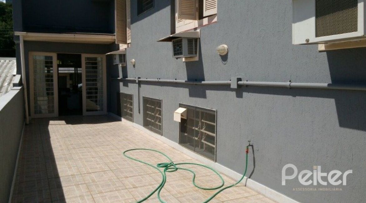 Casa à venda com 374m², 4 dormitórios, 3 suítes, 3 vagas, no bairro Vila Assunção em Porto Alegre