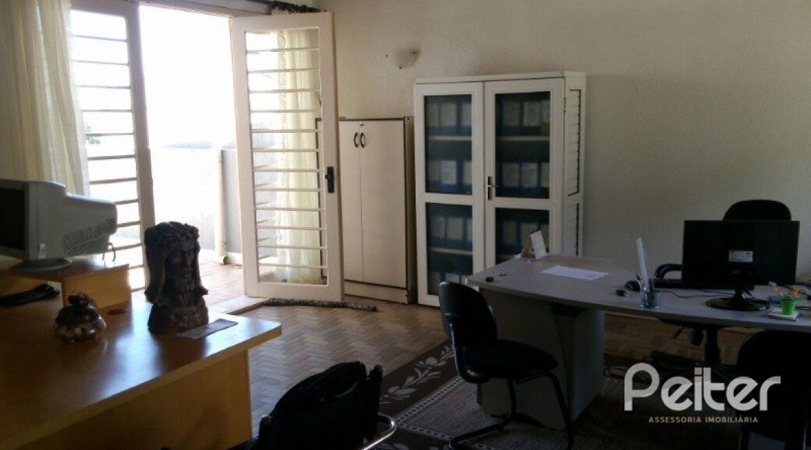 Casa à venda com 374m², 4 dormitórios, 3 suítes, 3 vagas, no bairro Vila Assunção em Porto Alegre