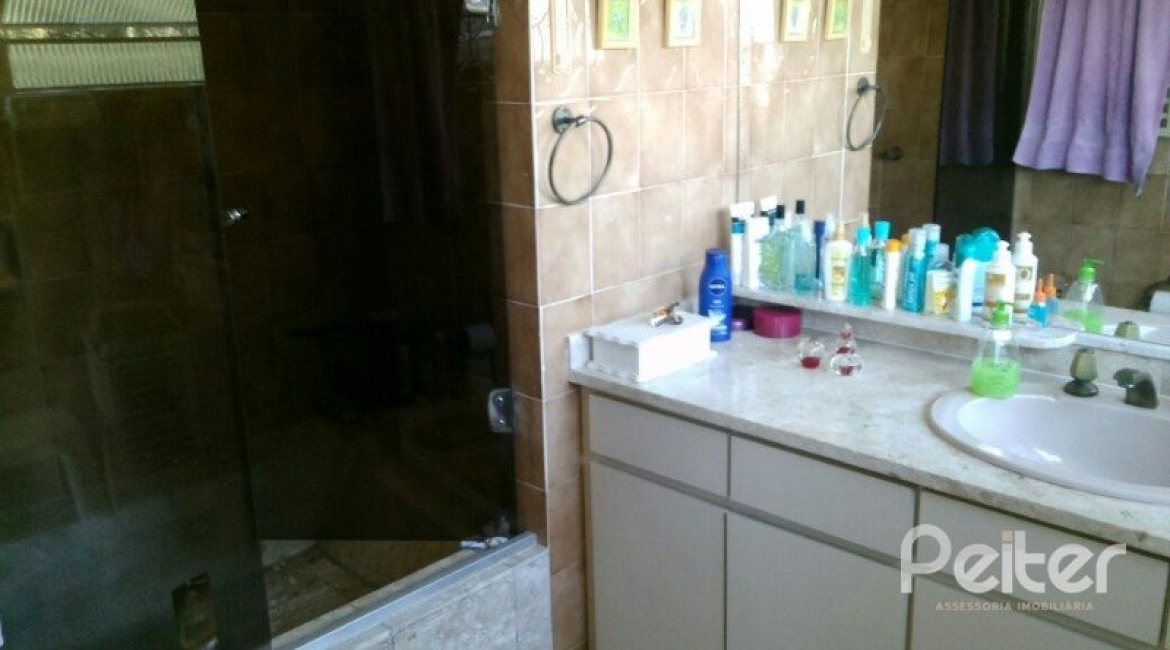 Casa à venda com 374m², 4 dormitórios, 3 suítes, 3 vagas, no bairro Vila Assunção em Porto Alegre