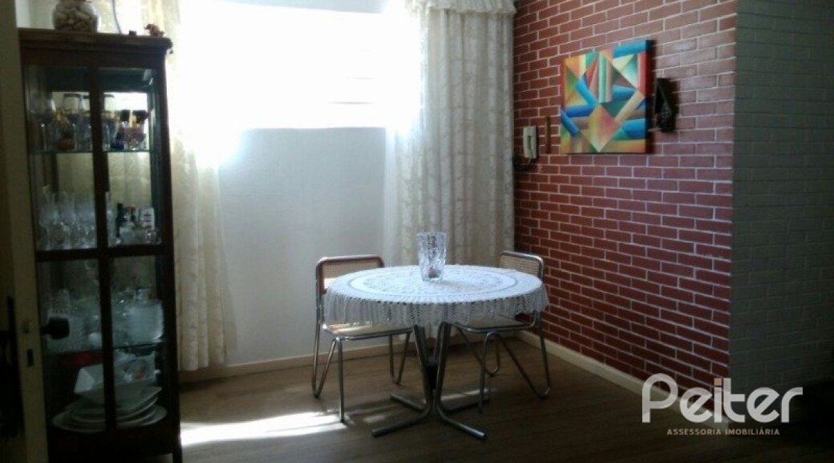 Casa à venda com 374m², 4 dormitórios, 3 suítes, 3 vagas, no bairro Vila Assunção em Porto Alegre