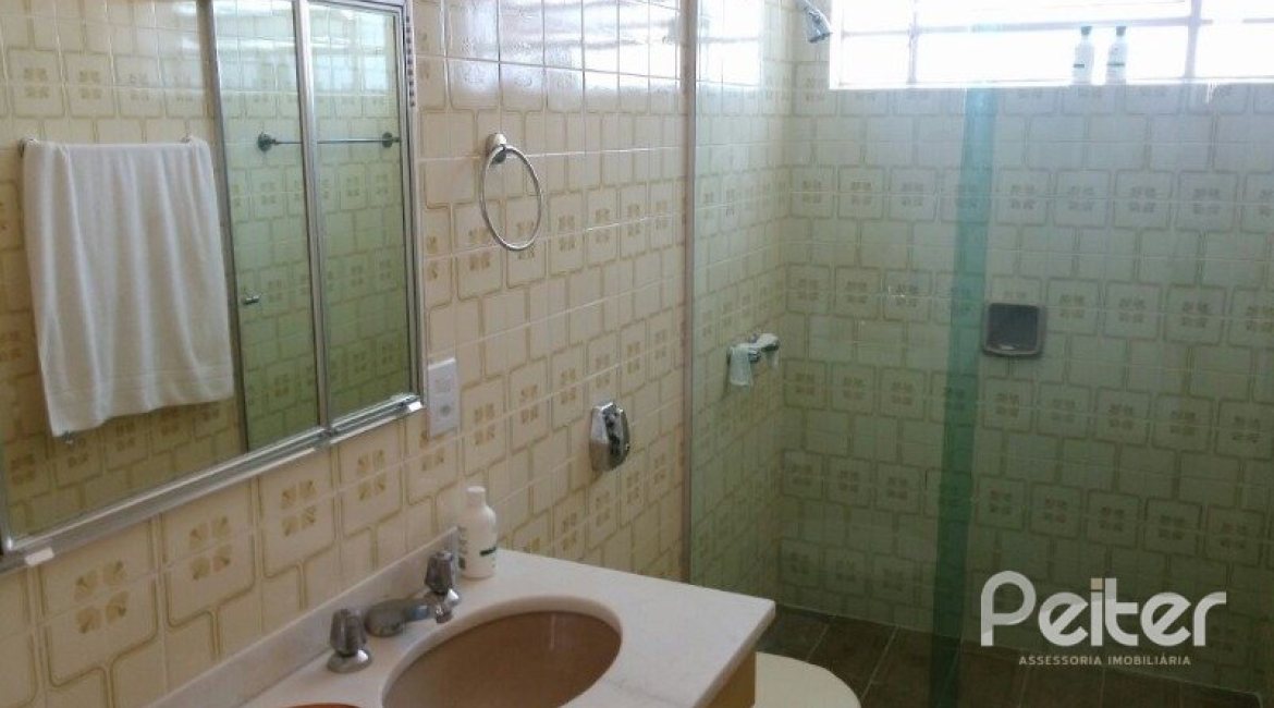 Casa à venda com 374m², 4 dormitórios, 3 suítes, 3 vagas, no bairro Vila Assunção em Porto Alegre