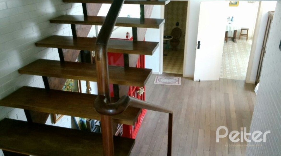 Casa à venda com 374m², 4 dormitórios, 3 suítes, 3 vagas, no bairro Vila Assunção em Porto Alegre