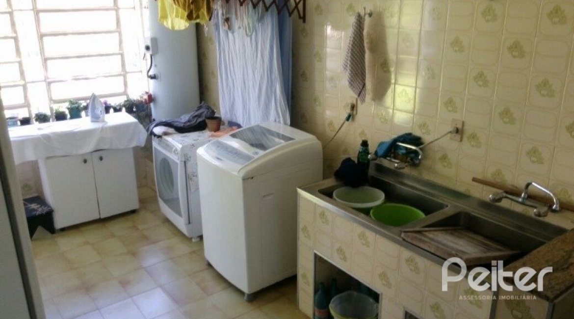 Casa à venda com 374m², 4 dormitórios, 3 suítes, 3 vagas, no bairro Vila Assunção em Porto Alegre