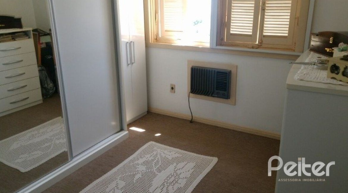 Casa à venda com 374m², 4 dormitórios, 3 suítes, 3 vagas, no bairro Vila Assunção em Porto Alegre