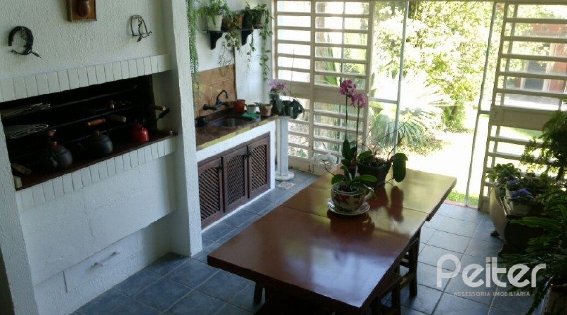 Casa à venda com 374m², 4 dormitórios, 3 suítes, 3 vagas, no bairro Vila Assunção em Porto Alegre