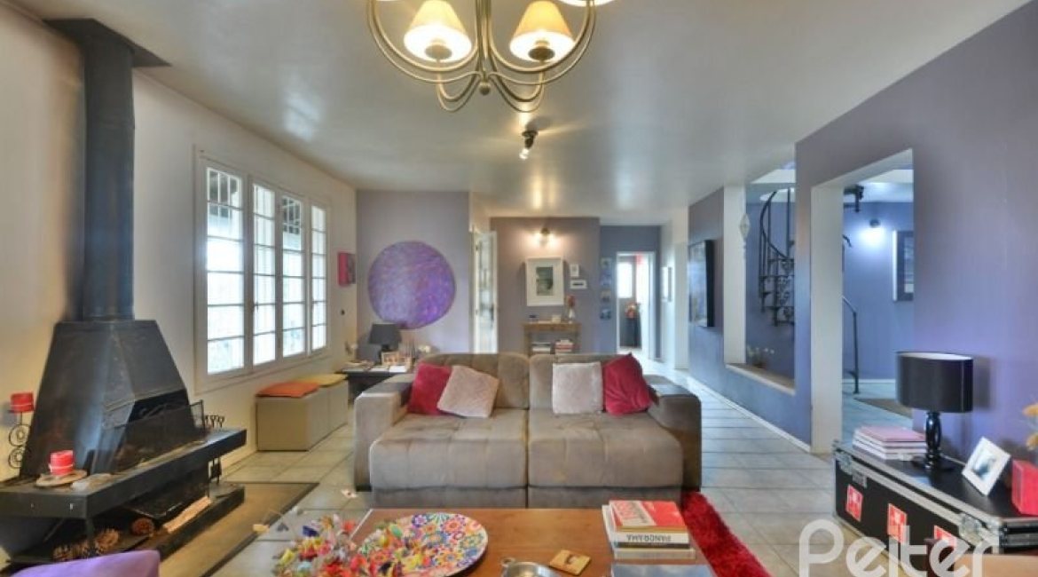 Casa à venda com 386m², 3 dormitórios, 1 suíte, 2 vagas, no bairro Tristeza em Porto Alegre