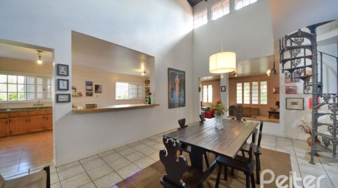 Casa à venda com 386m², 3 dormitórios, 1 suíte, 2 vagas, no bairro Tristeza em Porto Alegre