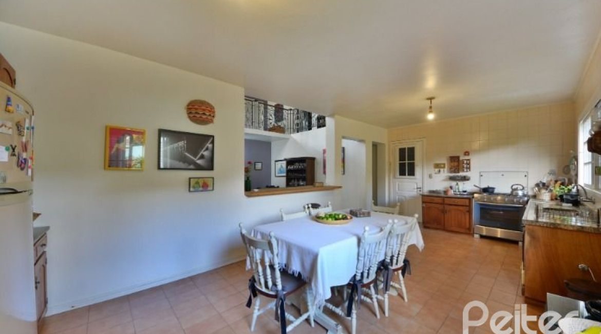 Casa à venda com 386m², 3 dormitórios, 1 suíte, 2 vagas, no bairro Tristeza em Porto Alegre