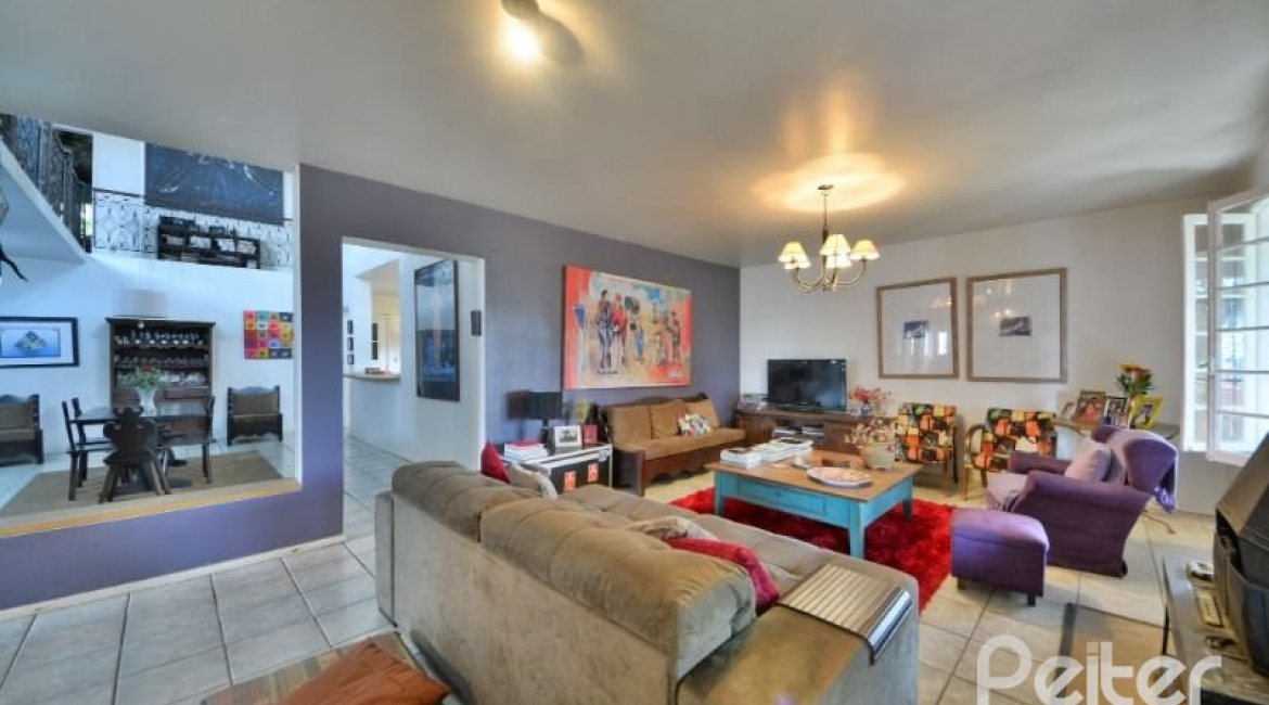 Casa à venda com 386m², 3 dormitórios, 1 suíte, 2 vagas, no bairro Tristeza em Porto Alegre