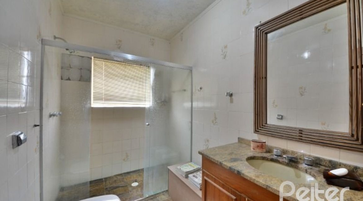 Casa à venda com 386m², 3 dormitórios, 1 suíte, 2 vagas, no bairro Tristeza em Porto Alegre