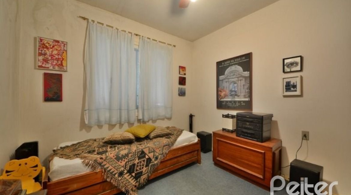 Casa à venda com 386m², 3 dormitórios, 1 suíte, 2 vagas, no bairro Tristeza em Porto Alegre