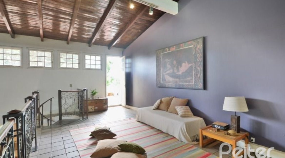 Casa à venda com 386m², 3 dormitórios, 1 suíte, 2 vagas, no bairro Tristeza em Porto Alegre