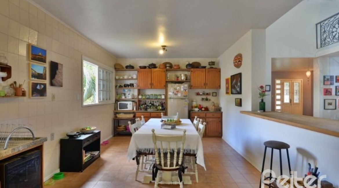 Casa à venda com 386m², 3 dormitórios, 1 suíte, 2 vagas, no bairro Tristeza em Porto Alegre