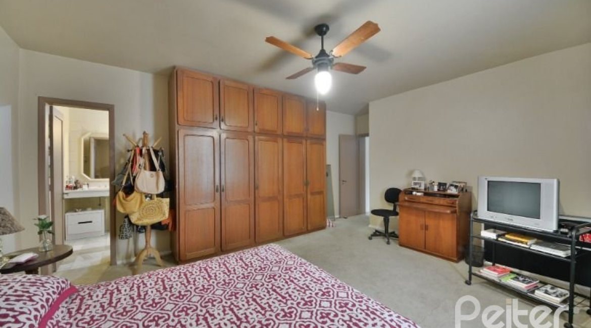 Casa à venda com 386m², 3 dormitórios, 1 suíte, 2 vagas, no bairro Tristeza em Porto Alegre