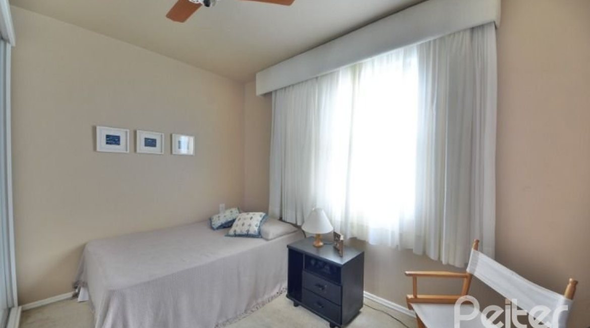 Casa à venda com 386m², 3 dormitórios, 1 suíte, 2 vagas, no bairro Tristeza em Porto Alegre