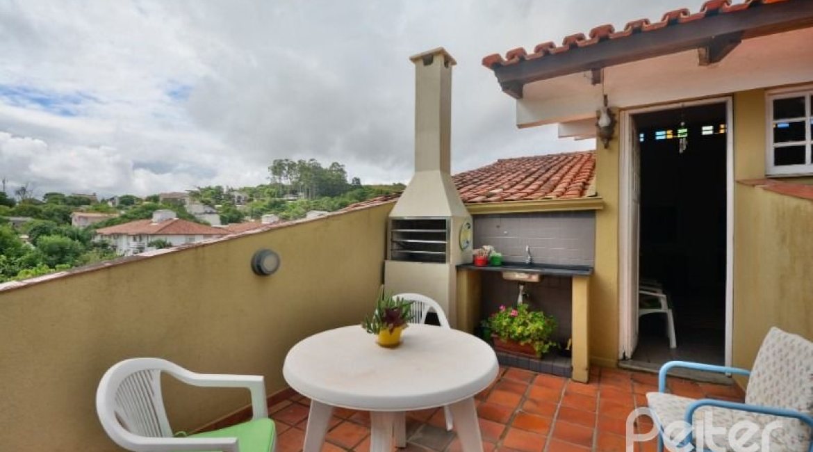 Casa à venda com 386m², 3 dormitórios, 1 suíte, 2 vagas, no bairro Tristeza em Porto Alegre