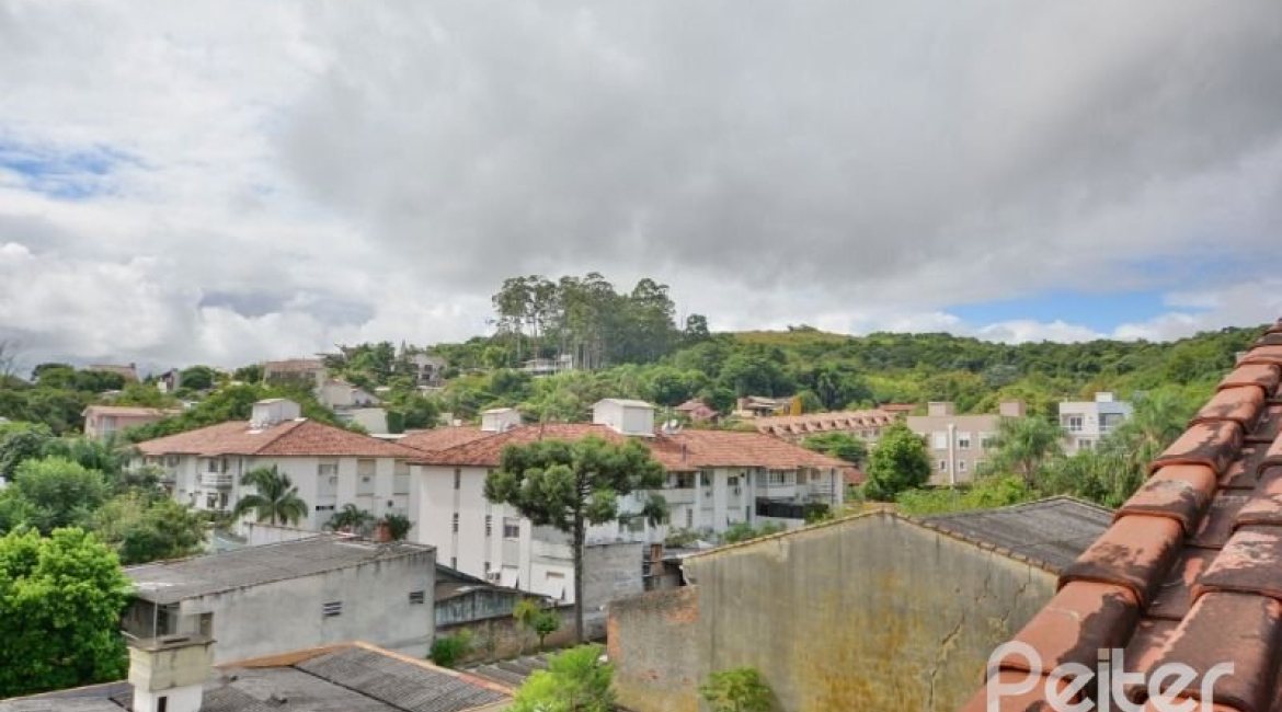 Casa à venda com 386m², 3 dormitórios, 1 suíte, 2 vagas, no bairro Tristeza em Porto Alegre