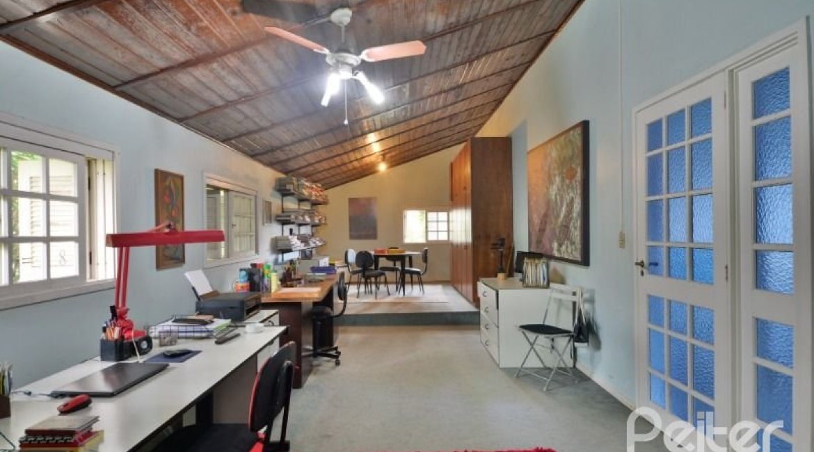 Casa à venda com 386m², 3 dormitórios, 1 suíte, 2 vagas, no bairro Tristeza em Porto Alegre