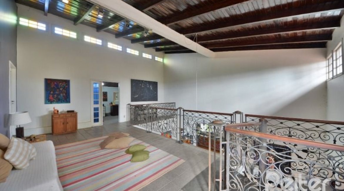 Casa à venda com 386m², 3 dormitórios, 1 suíte, 2 vagas, no bairro Tristeza em Porto Alegre