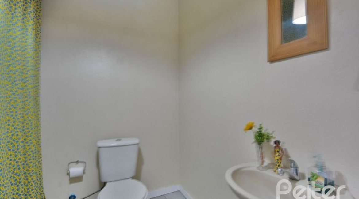 Casa à venda com 386m², 3 dormitórios, 1 suíte, 2 vagas, no bairro Tristeza em Porto Alegre