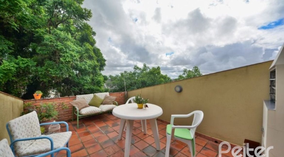 Casa à venda com 386m², 3 dormitórios, 1 suíte, 2 vagas, no bairro Tristeza em Porto Alegre