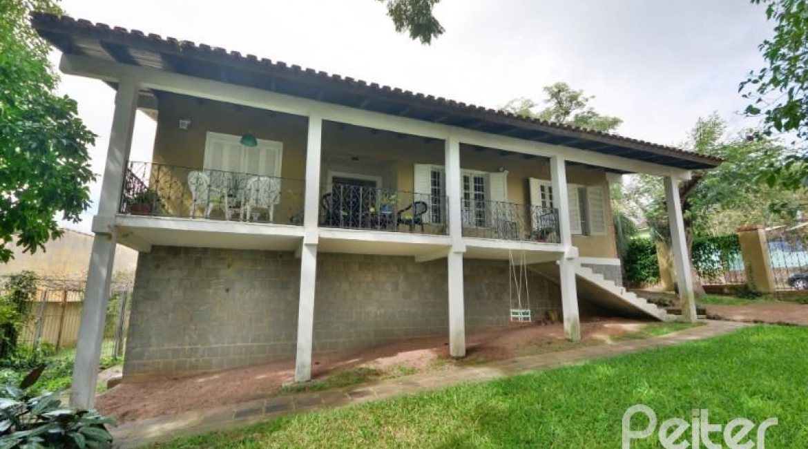 Casa à venda com 386m², 3 dormitórios, 1 suíte, 2 vagas, no bairro Tristeza em Porto Alegre