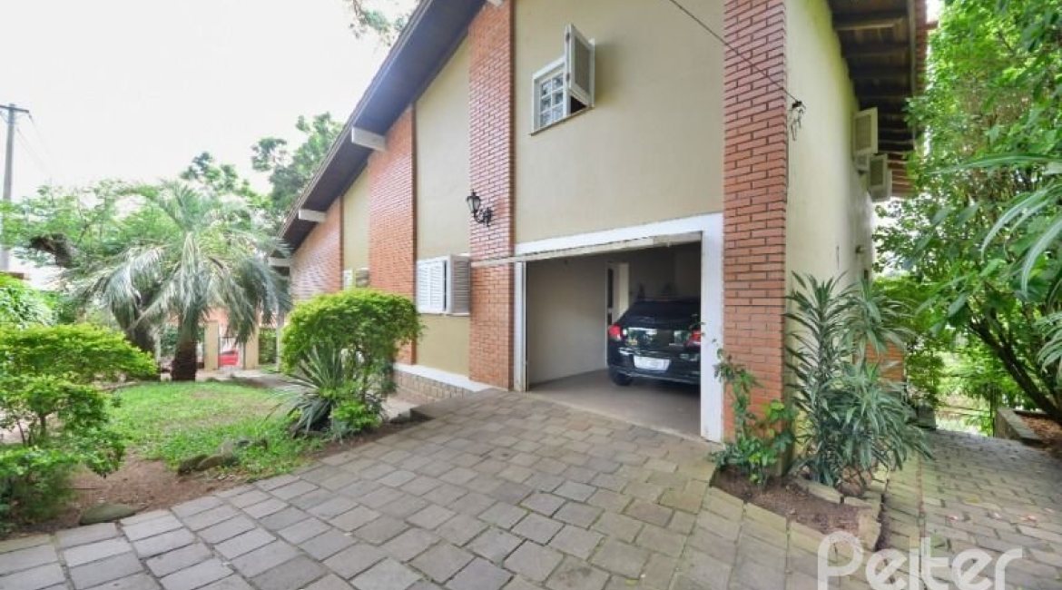 Casa à venda com 386m², 3 dormitórios, 1 suíte, 2 vagas, no bairro Tristeza em Porto Alegre