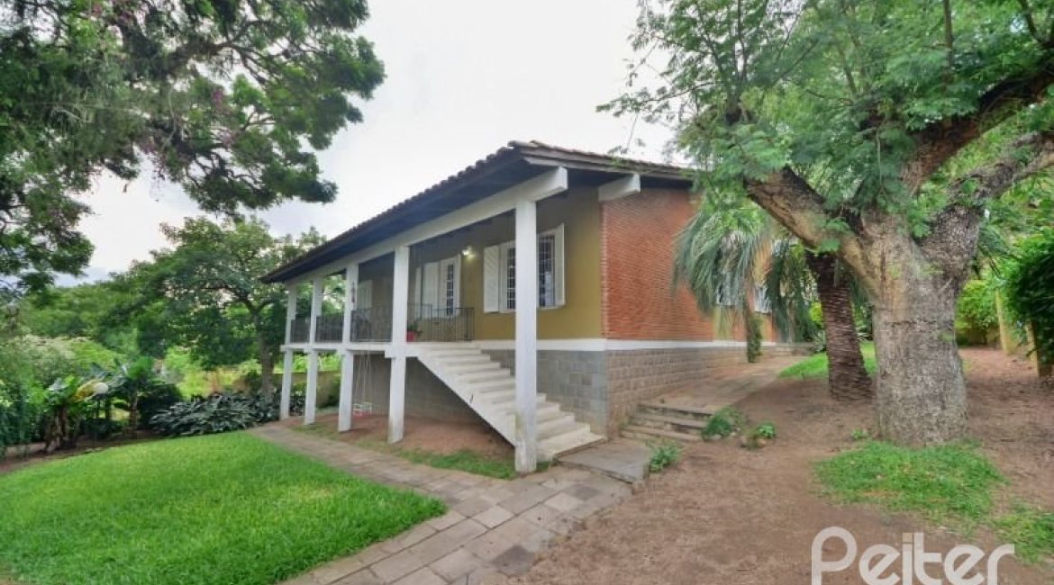 Casa à venda com 386m², 3 dormitórios, 1 suíte, 2 vagas, no bairro Tristeza em Porto Alegre