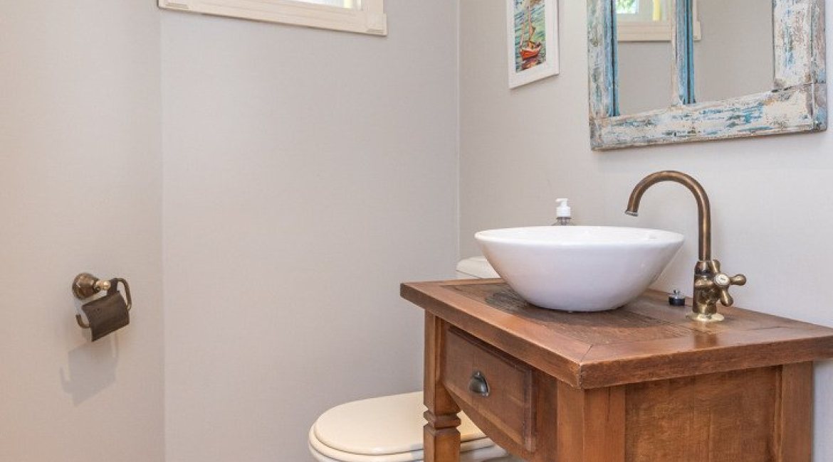 Casa à venda com 250m², 4 dormitórios, 1 suíte, 3 vagas, no bairro Vila Assunção em Porto Alegre