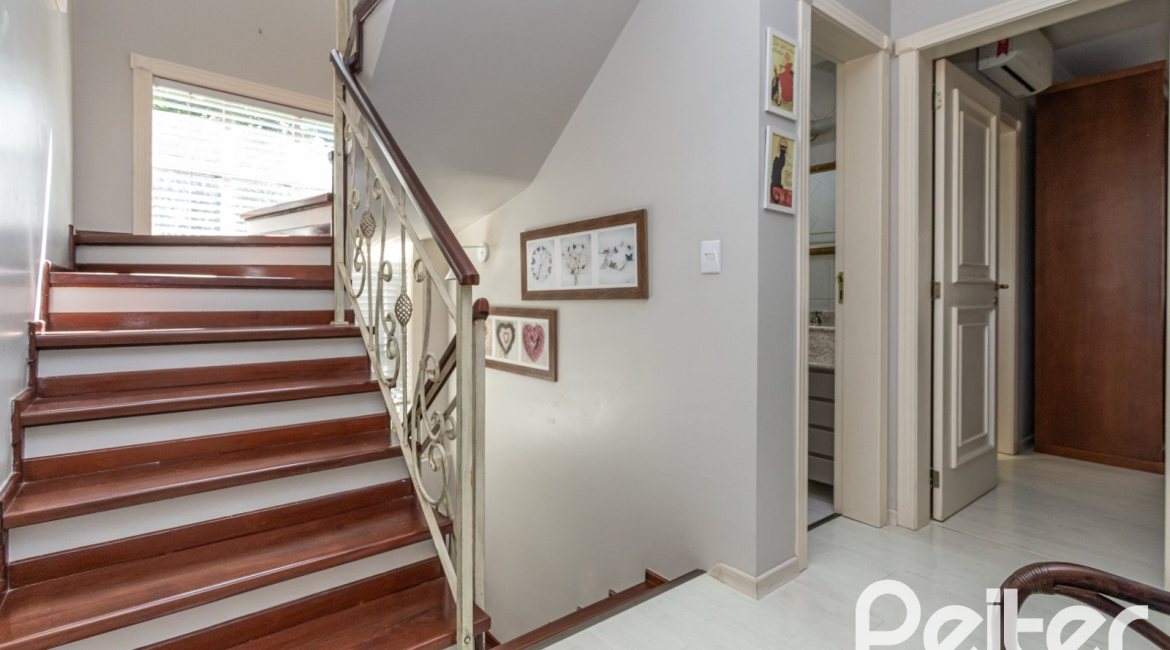 Casa à venda com 250m², 4 dormitórios, 1 suíte, 3 vagas, no bairro Vila Assunção em Porto Alegre