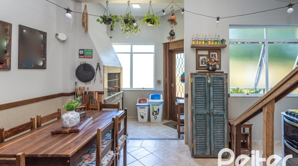 Casa à venda com 250m², 4 dormitórios, 1 suíte, 3 vagas, no bairro Vila Assunção em Porto Alegre