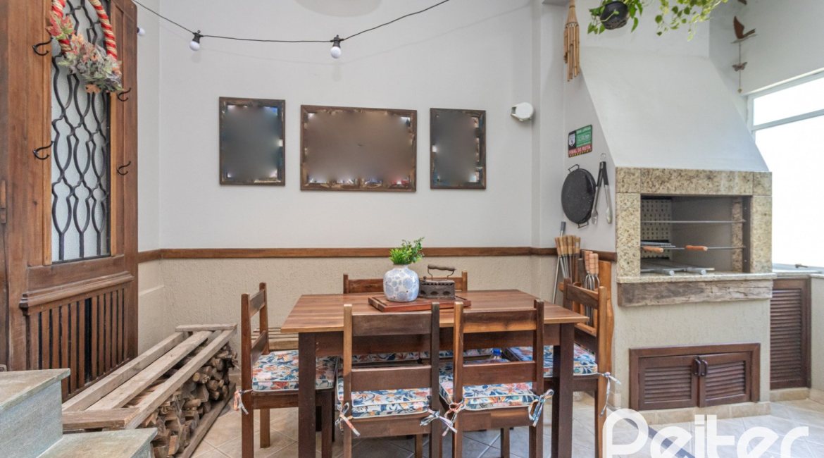 Casa à venda com 250m², 4 dormitórios, 1 suíte, 3 vagas, no bairro Vila Assunção em Porto Alegre