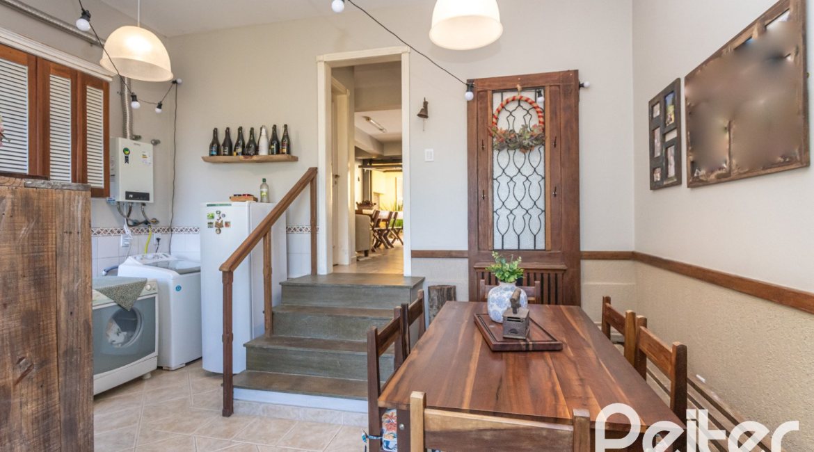 Casa à venda com 250m², 4 dormitórios, 1 suíte, 3 vagas, no bairro Vila Assunção em Porto Alegre