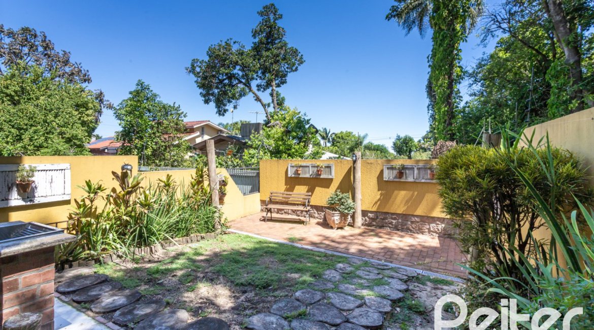 Casa à venda com 250m², 4 dormitórios, 1 suíte, 3 vagas, no bairro Vila Assunção em Porto Alegre