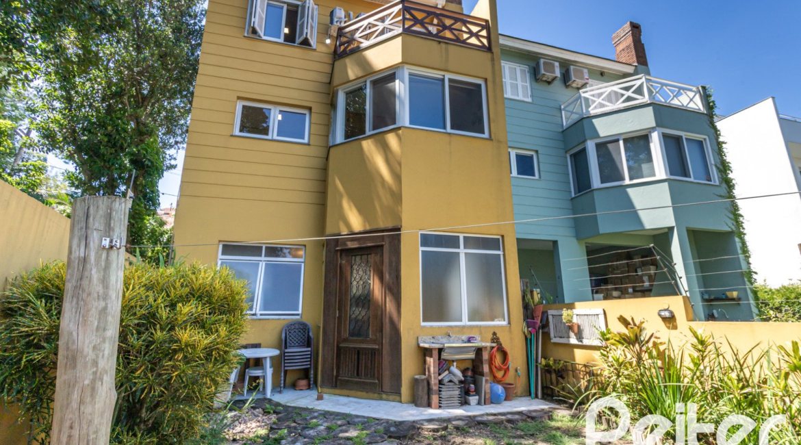 Casa à venda com 250m², 4 dormitórios, 1 suíte, 3 vagas, no bairro Vila Assunção em Porto Alegre