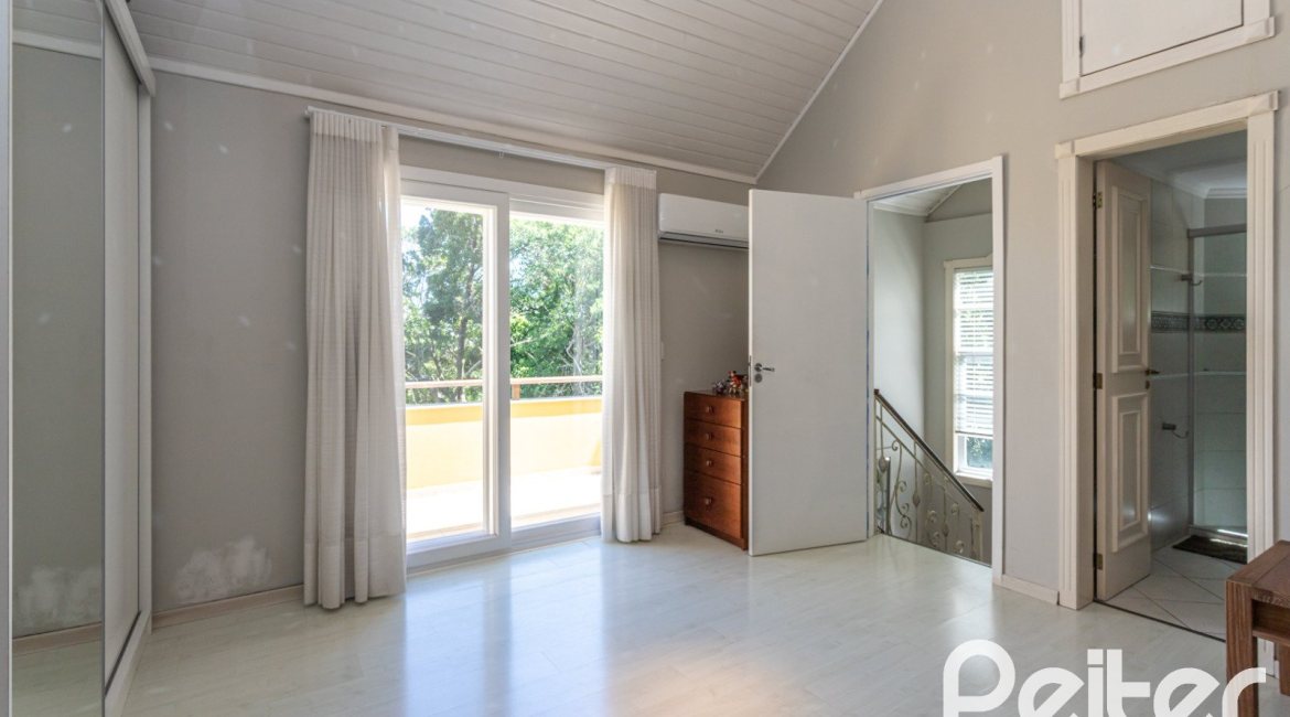 Casa à venda com 250m², 4 dormitórios, 1 suíte, 3 vagas, no bairro Vila Assunção em Porto Alegre