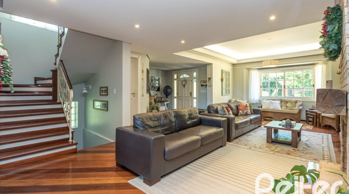 Casa à venda com 250m², 4 dormitórios, 1 suíte, 3 vagas, no bairro Vila Assunção em Porto Alegre