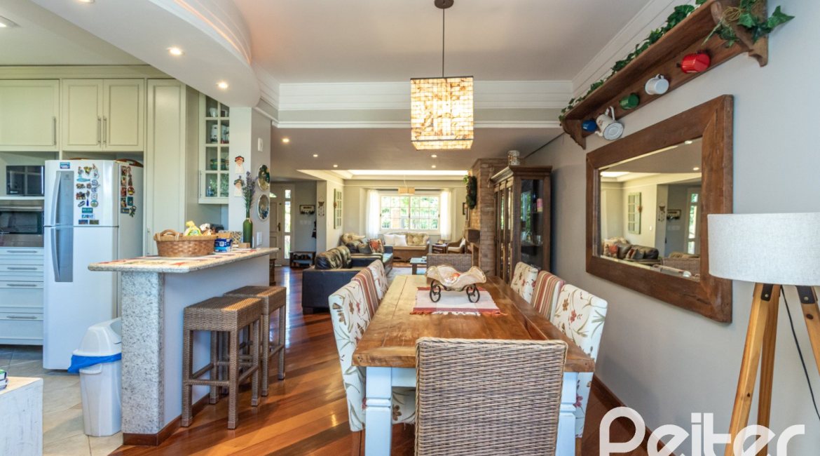 Casa à venda com 250m², 4 dormitórios, 1 suíte, 3 vagas, no bairro Vila Assunção em Porto Alegre