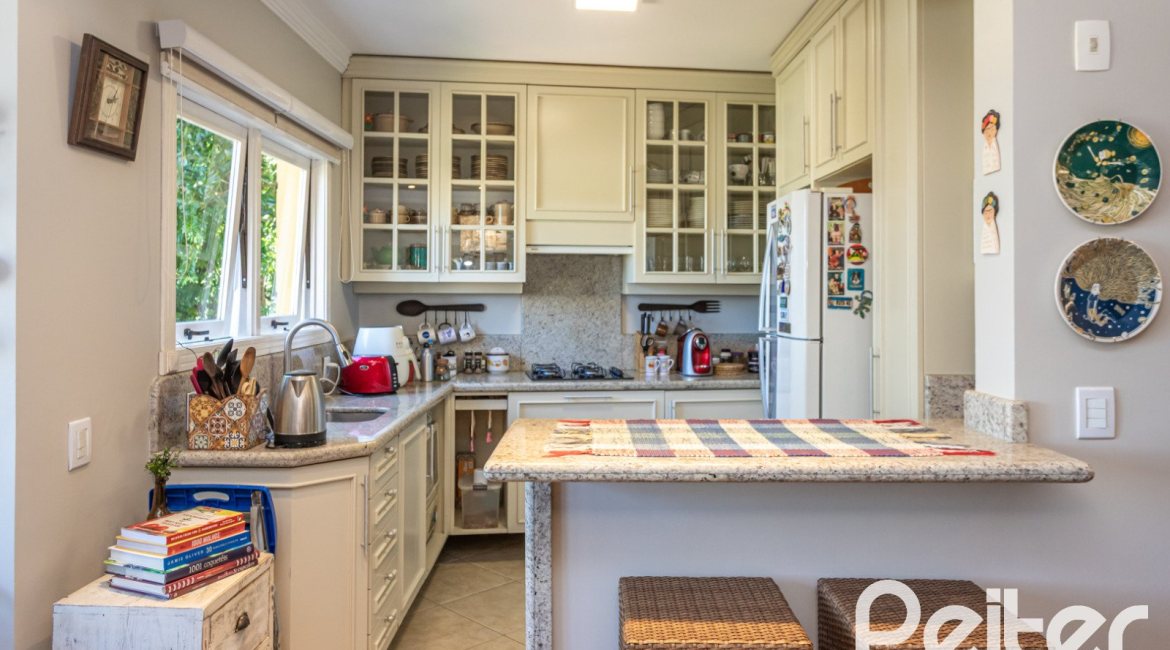 Casa à venda com 250m², 4 dormitórios, 1 suíte, 3 vagas, no bairro Vila Assunção em Porto Alegre