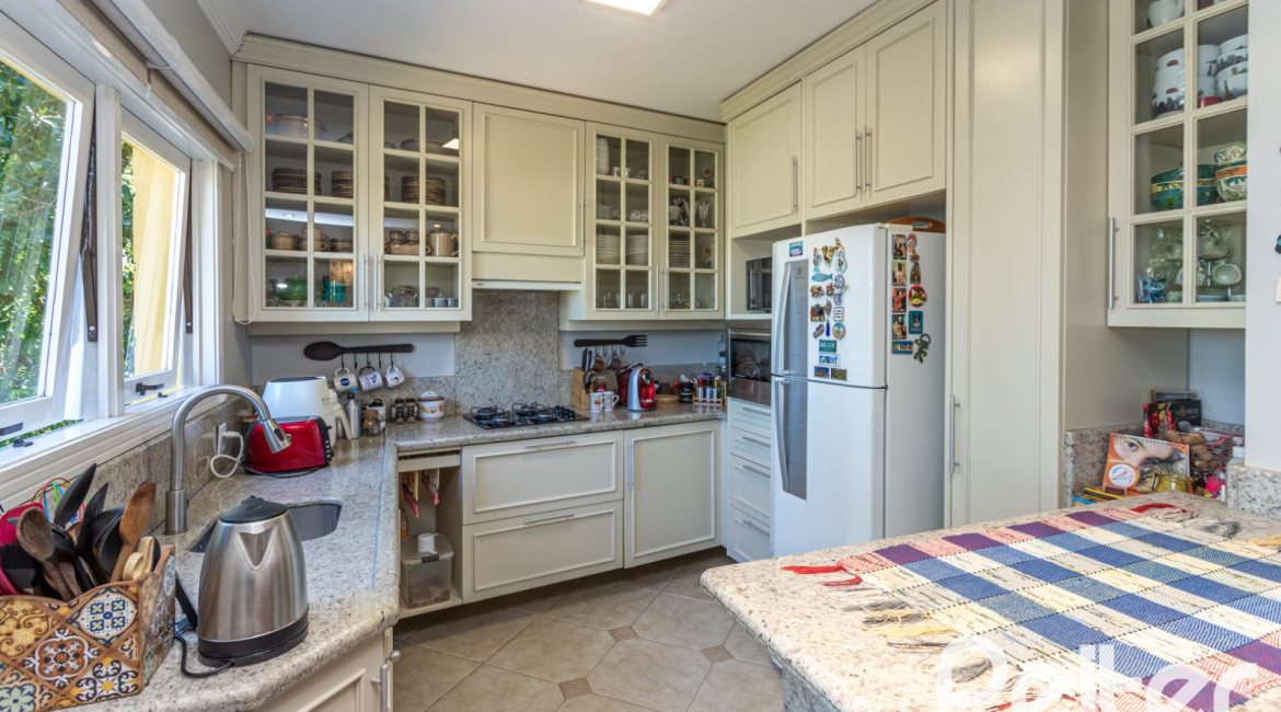 Casa à venda com 250m², 4 dormitórios, 1 suíte, 3 vagas, no bairro Vila Assunção em Porto Alegre