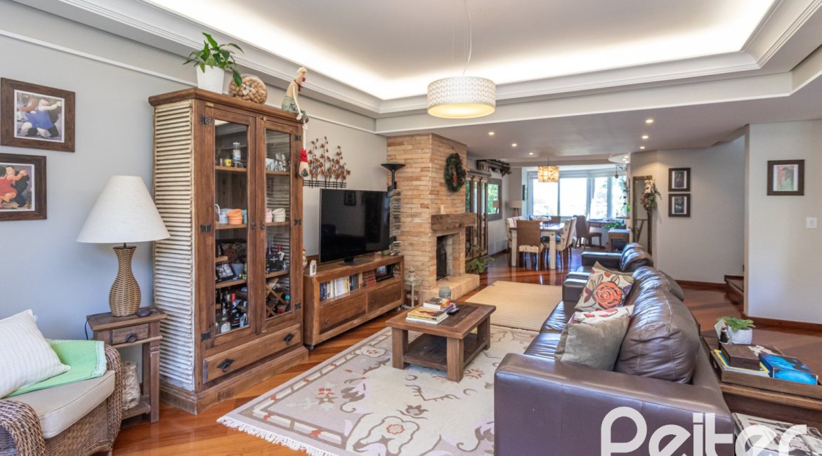 Casa à venda com 250m², 4 dormitórios, 1 suíte, 3 vagas, no bairro Vila Assunção em Porto Alegre