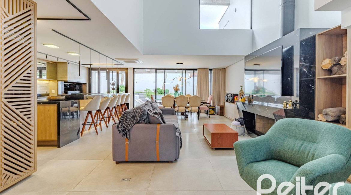 Casa à venda com 380m², 4 dormitórios, 4 suítes, 4 vagas, no bairro Vila Assunção em Porto Alegre