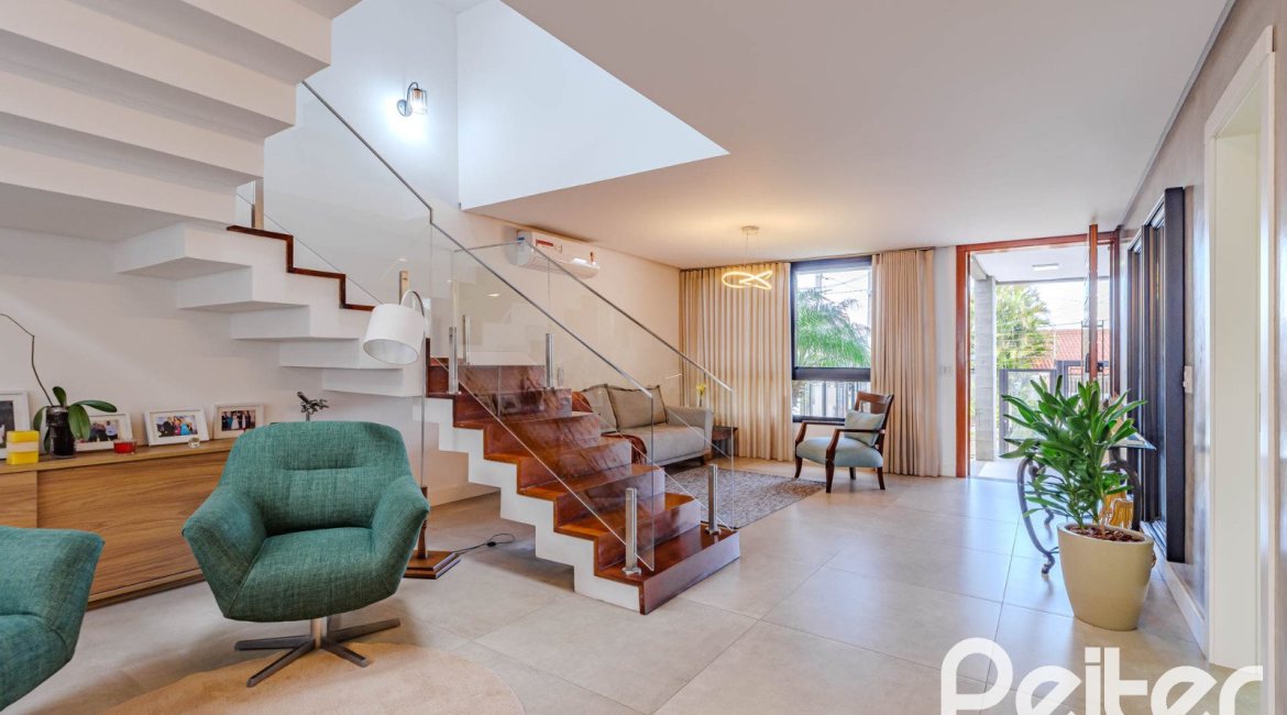 Casa à venda com 380m², 4 dormitórios, 4 suítes, 4 vagas, no bairro Vila Assunção em Porto Alegre