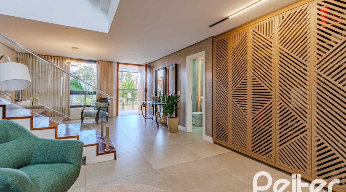 Casa à venda com 380m², 4 dormitórios, 4 suítes, 4 vagas, no bairro Vila Assunção em Porto Alegre