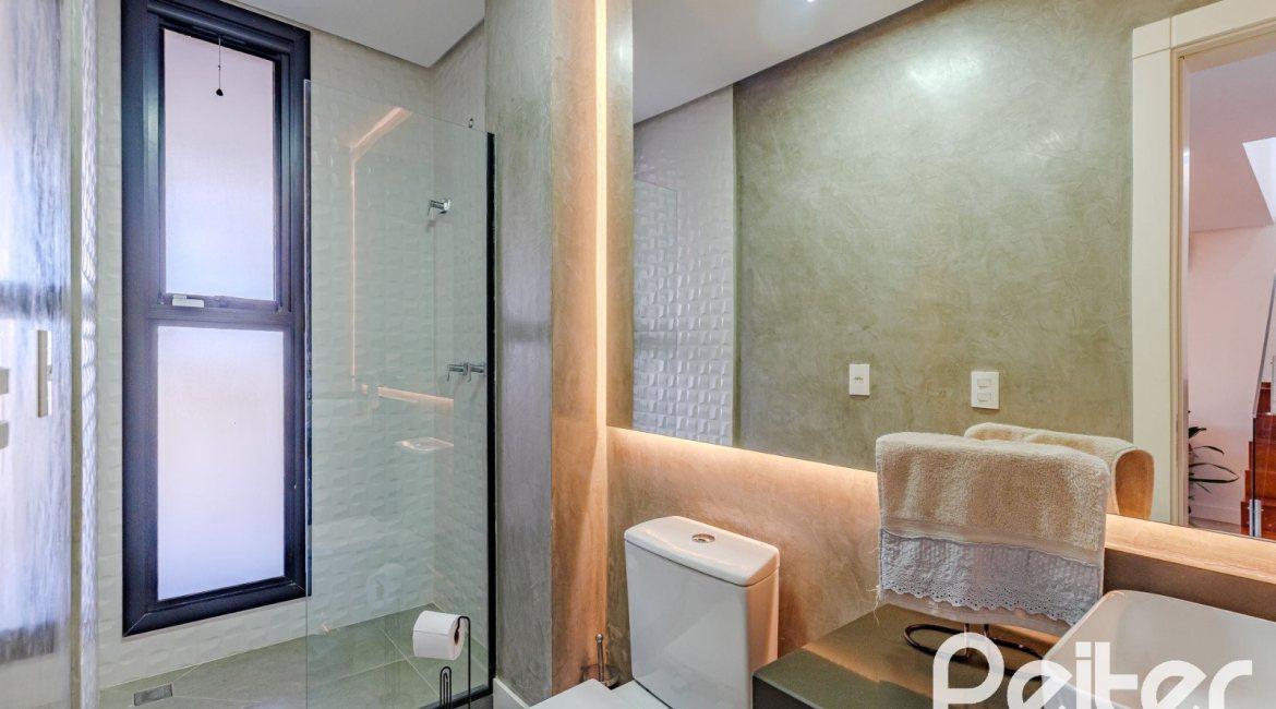 Casa à venda com 380m², 4 dormitórios, 4 suítes, 4 vagas, no bairro Vila Assunção em Porto Alegre