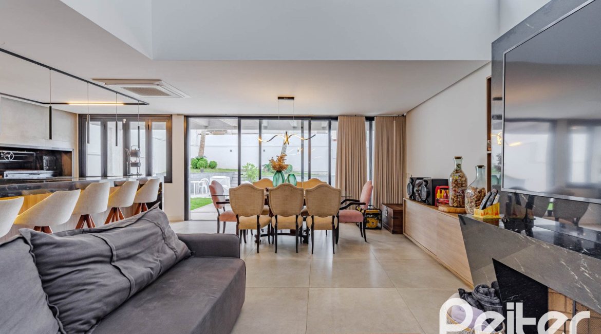 Casa à venda com 380m², 4 dormitórios, 4 suítes, 4 vagas, no bairro Vila Assunção em Porto Alegre