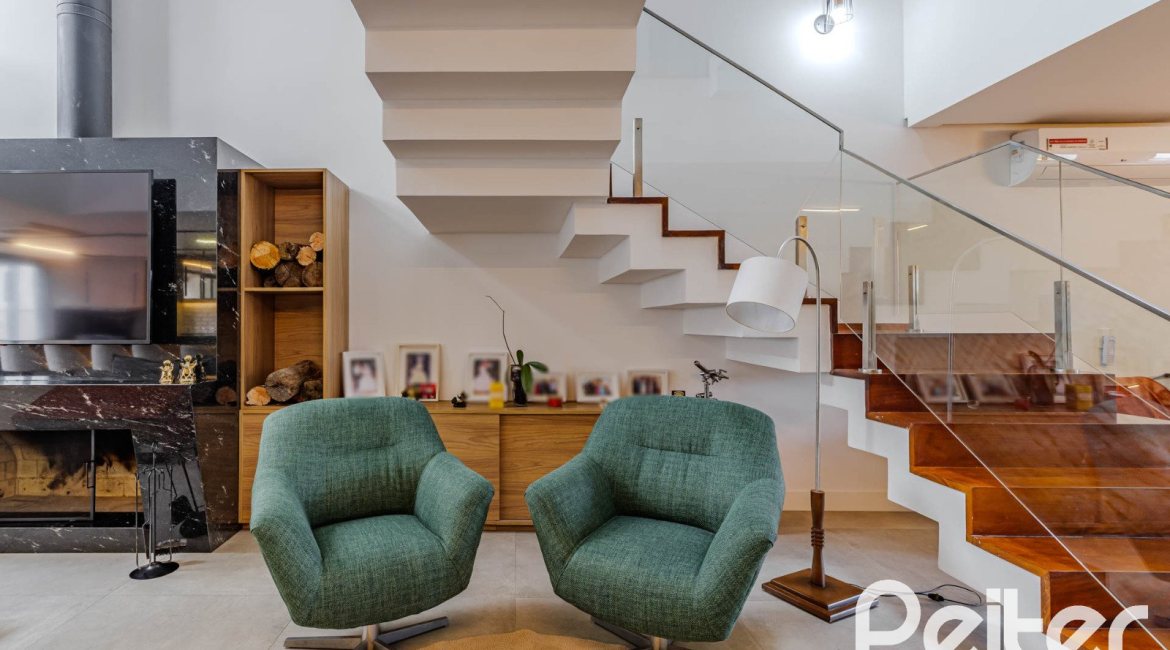 Casa à venda com 380m², 4 dormitórios, 4 suítes, 4 vagas, no bairro Vila Assunção em Porto Alegre