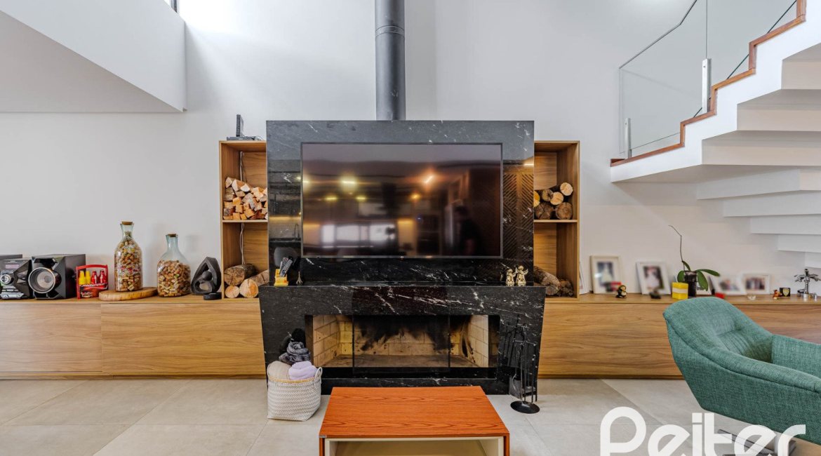 Casa à venda com 380m², 4 dormitórios, 4 suítes, 4 vagas, no bairro Vila Assunção em Porto Alegre